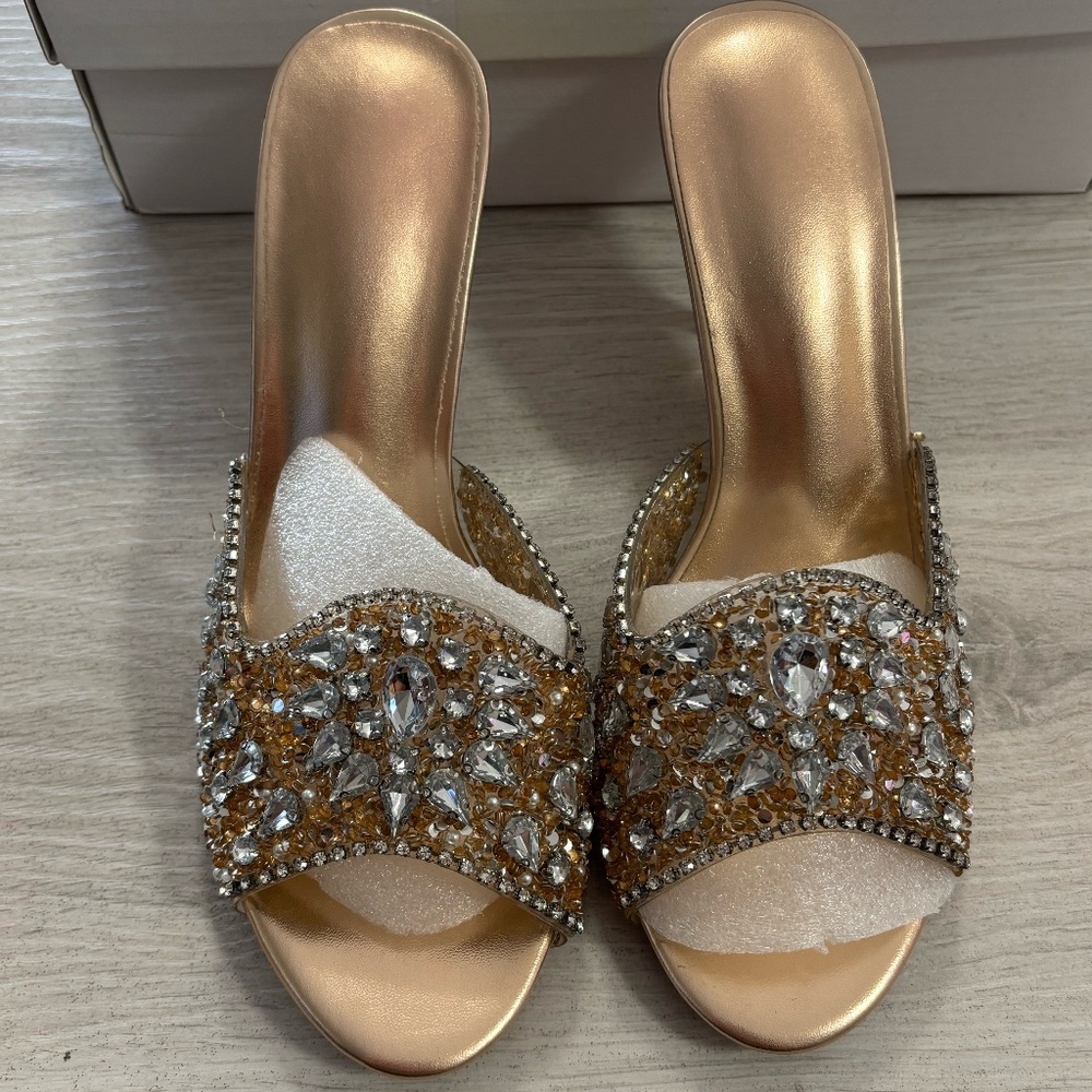 Gently used heels size 38 (7.5)